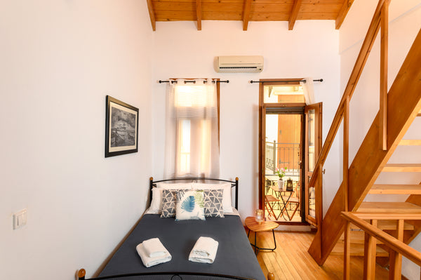 Two-storey house overlooking the sea, in the heart of the Venetian port of Chani Chania, Greece Casa Artia Entire home vacation rental 573870473556118820