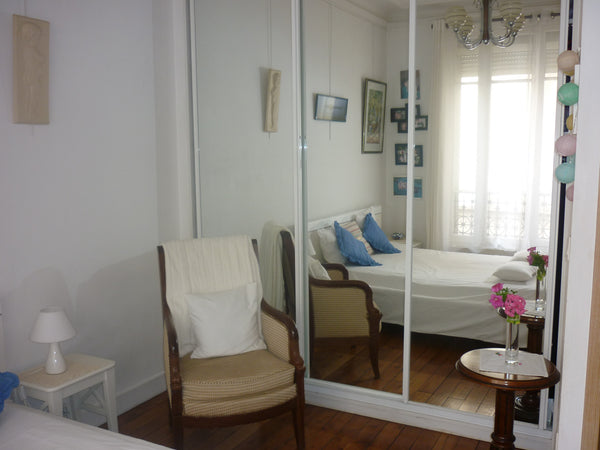 Chambre au 1er étage d'un immeuble haussmanien dans un appartement de 85m² aux B Paris, France Chambre Privée Batignolles / Montmartre & PDEJ Private room in rental unit vacation rental 19483359