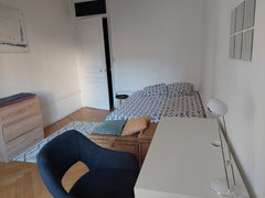 Chambre paisible à 1 min des Brotteaux, dans un immeuble calme et familial, au 4  Belle chambre privée au calme, cœur des Brotteaux Private room in rental unit vacation rental 642446972119893886