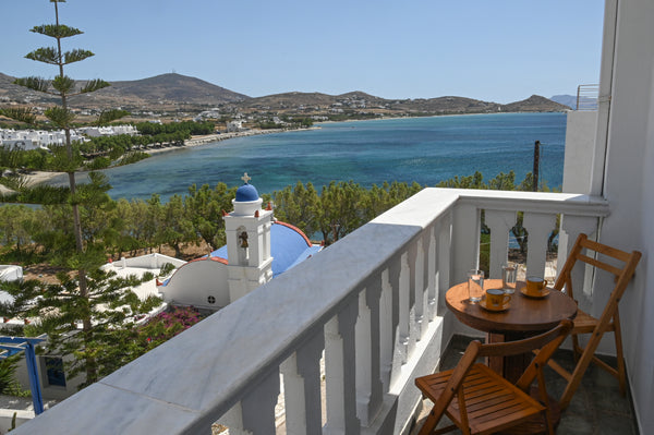 Sunny house is located in the area of Agkali, 1,2km from the port and town of   Sunny house in Agkali bay Entire home vacation rental 43646469
