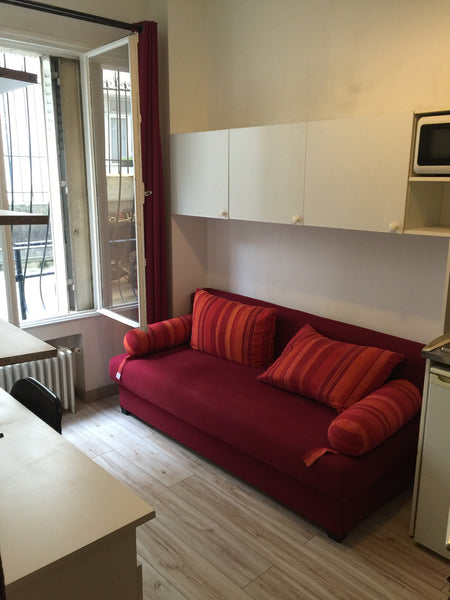 Située au rez de chaussé d un bel immeuble.<br />Il S agit d une chambre de serv Mougins, France Petit studio tout confort Entire rental unit vacation rental 9772416