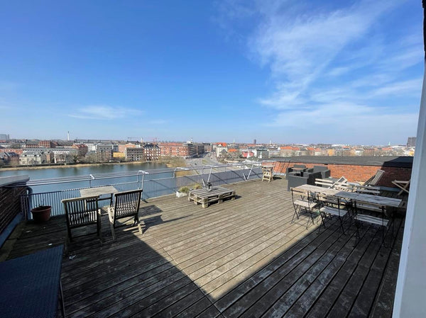 Et stenkast fra søerne. Tæt ved mange gode spisesteder. Lejligheden har seperat  Copenhagen, Denmark Skøn 3-værelses i hjertet af København med søkig Entire condo vacation rental 587395576804994177