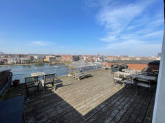 Et stenkast fra søerne. Tæt ved mange gode spisesteder. Lejligheden har seperat  Copenhagen, Denmark Skøn 3-værelses i hjertet af København med søkig Entire condo vacation rental 587395576804994177