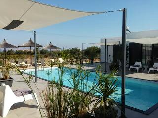 les chambres se trouve au calme,a 5 mn du centre ville, 5 mn des plages, du port  chambre .prive tout confort.vue mer et piscine. Private room in bed and breakfast vacation rental 19431181
