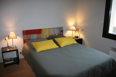 Chambre privée, dans une échoppe idéalement située <br /> salle d'eau et wc  pri  Chambre privée  Saint Genes SE et WC privatifs. Private room in townhouse vacation rental 38336244