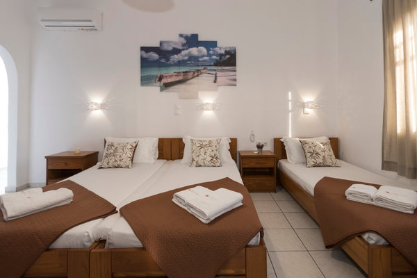 My place is close to restaurants and dining, the beach, great views. My place is  Triple room, Galini Hotel, Milos Private room in guesthouse vacation rental 15372624