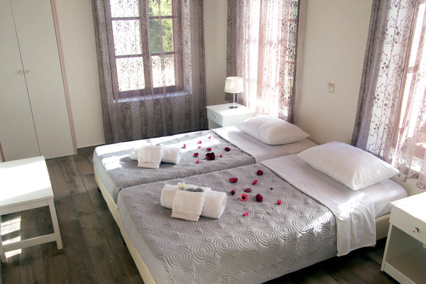 Each of these bedrooms has a bathroom, air conditioning, a television and wi-fi.  Harmony Private room in home vacation rental 42221008