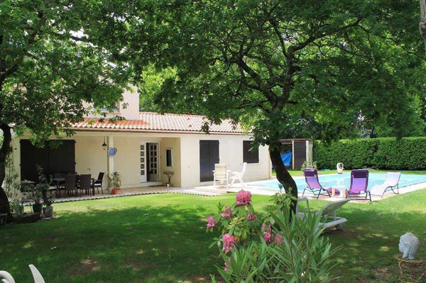 Grande maison dans un lotissement de 10 maisons. Située à 700 mètres du centre d Eysines, France Grande maison, jardin boisé avec piscine Entire home vacation rental 18783214