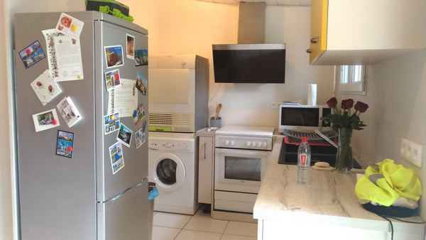 Je vous propose de vous accueillir chez moi. Je n'ai qu'un studio mais mon canap Rennes, France Canapé pour dépanner dans le centre de Bordeaux Shared room in rental unit vacation rental 590186984161778201