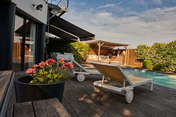 Très agréable et grande maison, baignée de lumière, grâce à ses baies vitrées da Bruges, France Maison de charme avec piscine Entire home vacation rental 5379902