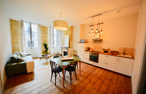 Bordeaux stone and period flooring, fireplaces and ceilings incredible heights.< Bordeaux, France Beautiful guest room in a building of the 18th Private room in bed and breakfast vacation rental 39772985