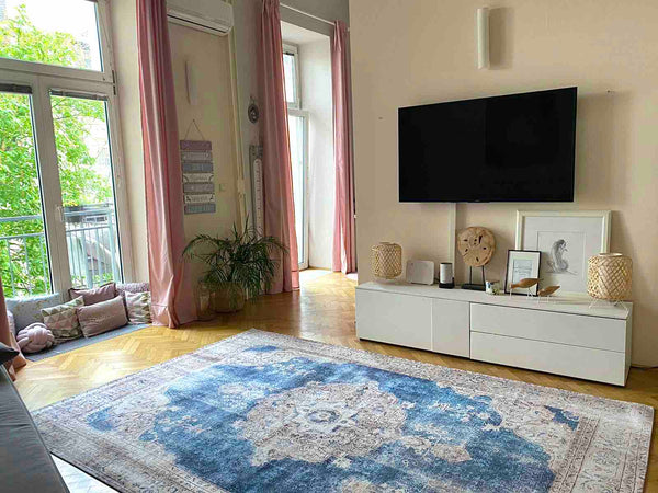This stylish and fully equipped apartment is located in Vienna's famous 6th Dist Vienna, Austria 🔹2-BDR Apartment w. Balkon, Kamin & Air-Condition🔹 Entire rental unit vacation rental 41060082