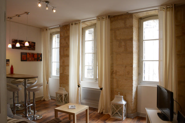 Situé au cœur du centre historique de Bordeaux, cet appartement très calme, vous Bordeaux, France Charme au coeur du Vieux Bordeaux Entire rental unit vacation rental 667763