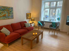 Nyd roen når du kommer ind fra gade. Du har 1 soveværelse med stor dobbeltseng,  Denmark Rolig lejlighed - most hip område på Vesterbro Entire rental unit vacation rental 640261116200568425