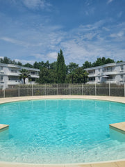 Appartement refait à neuf dans une résidence sécurisée de standing au milieu de  Gradignan, France Appartement 2 pièces avec piscine Entire condo vacation rental 44415232