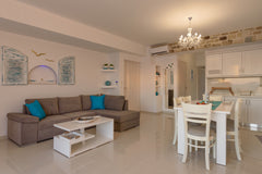 Die Aristodimos Luxus-Suite befindet sich direkt am Strand von Kalamaki mit Blic Heraklion, Greece Aristodimos Beach Front Luxury Suite Entire rental unit vacation rental 614863448214469953