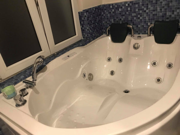 Vous rentrerez par le bar situé au rez-de-chaussée . Vous séjournerez dans le du Brussels, Belgium Duplex Sauna Jaccuzi au centre de Bruxelles Entire home vacation rental 42054993