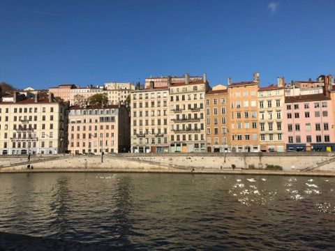 T1 bis situé Quai Pierre Scize dans un immeuble du XVIème siècle classé aux Monu Lyon, France Superbe T1 bis meublé, 36m2 au coeur du Vieux Lyon Entire rental unit vacation rental 727254554700497476