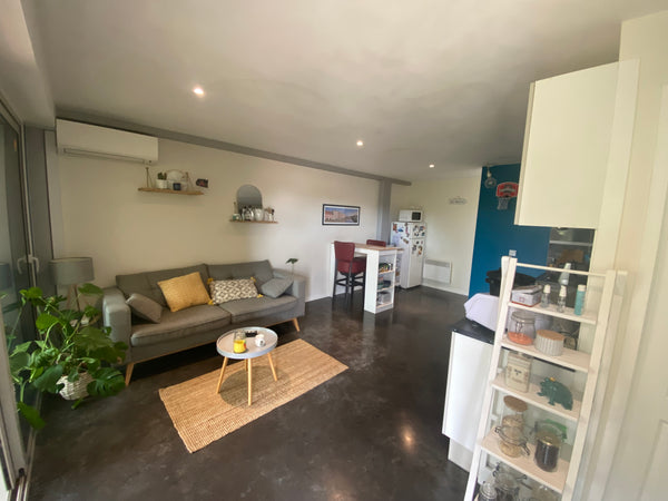 Situé dans un bel immeuble en bois récent de 2015, bel appartement avec 1 chambr Bordeaux, France Superbe appartement avec parking et terrasse Entire condo vacation rental 34115746