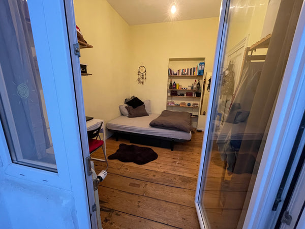 Welcome to the heart of Europe!<br />Stay in this cozy room in a cute three-floo Madrid, Spain Cozy room near EU Parlament Private room in home vacation rental 48972023