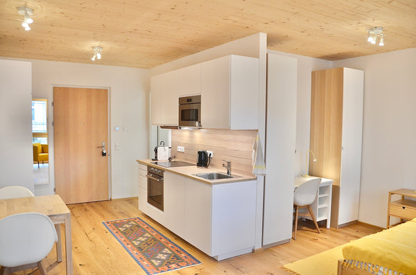 Die 33m² Wohnung liegt im 1. OG und überzeugt mit Wohnzimmer, moderner Komplett- Vienna, Austria Gemütliches Holz Apartment nahe U-Bahn U4 +Tram 49 Entire rental unit vacation rental 45277323