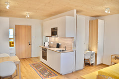 Die 33m² Wohnung liegt im 1. OG und überzeugt mit Wohnzimmer, moderner Komplett- Vienna, Austria Gemütliches Holz Apartment nahe U-Bahn U4 +Tram 49 Entire rental unit vacation rental 45277323