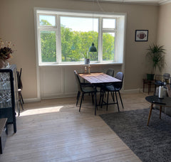 Læn dig tilbage, og slap af i denne rolige og centrale lejlighed. <br />Lejlighe Copenhagen, Denmark Skøn lejlighed med park udsigt og lækker altan Entire condo vacation rental 628614057508552704