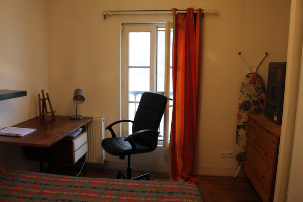 Belle chambre dans appartement en colocation situé dans l'hyper centre de Bordea Bordeaux, France Chambre avec salle de bain privative Private room in rental unit vacation rental 36555866