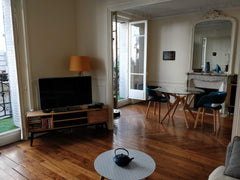 Venez découvrir notre bel appartement de 48 m² au charme de l'ancien (parquet, m Paris, France Bel appartement ancien avec balcon Entire rental unit vacation rental 28483749