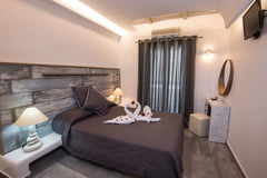 Comfortable suite (25sqm), with hydromassage shower, walking distance to the mai Greece Gianna Suites "Junior Suite" Room in hotel vacation rental 6311127