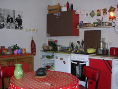 Chambre séparée (lit deux places confortable + matelas une place possible), cuis  Appartement 45m2 calme 69007 Entire rental unit vacation rental 9292163