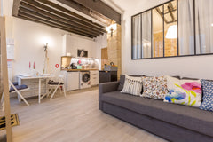 Au rez de chaussée cour d'un immeuble, cet appartement est situé au coeur du Lou Paris, France Beautiful apartment in Louvre Museum , Paris 1 Entire rental unit vacation rental 20986421