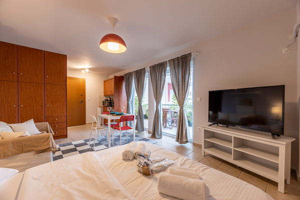 Well renovated and furnished, this 31 sqm studio on the 4th floor with a large v Athens, Greece Top for sightseeing | 4th floor studio | veranda! Entire rental unit vacation rental 27331321