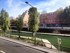Grand salon avec superbe vue sur le Canal St Martin, rien qu'à vous le temps de  Paris, France Appartement Canal St Martin Private room in condo vacation rental 9229862