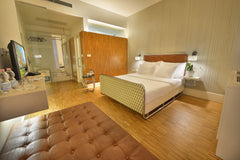 Jednolůžkový pokoj Superior.	Your room charge will be paid prior to your arrival  Three Crowns Hotel, Single Room Superior Room in boutique hotel vacation rental 43239125