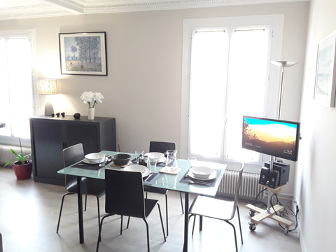 Appartement confortable et lumineux, sur la rue. Il se situe près des rues animé  Appartement avec Parking - Quartier Bastille Entire rental unit vacation rental 20185000