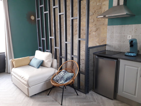 Agréable studio atypique dans une maison du 17ème siècle. La chambre avec son ar Artigues-près-Bordeaux, France "La maison du lavoir" à 5 min de Bordeaux Entire rental unit vacation rental 44067499