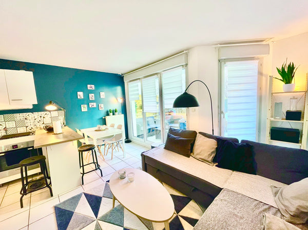 Bel appartement avec terrasse donnant sur jardin privatif au calme. Séjour avec  Lyon, France Charmant appartement avec parking proche Part Dieu Entire rental unit vacation rental 48343801