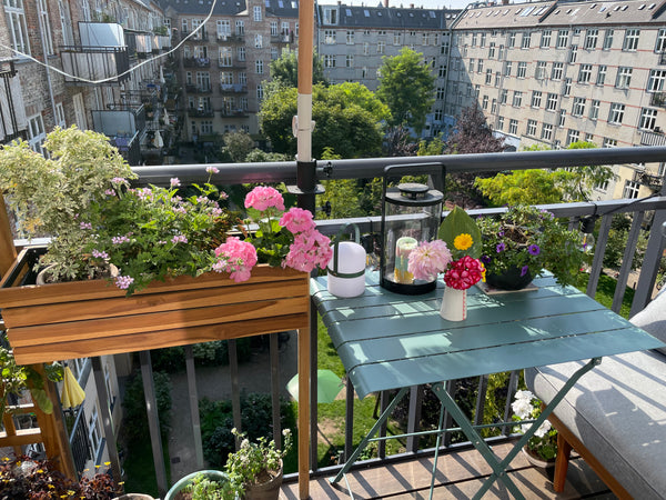 Nyd dit ophold i  København i denne hyggelige lejlighed.<br /><br />3 minutters  Frederiksberg, Denmark Farverig og hyggelig lejlighed med lækker altan Entire condo vacation rental 54162557