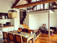 Cet appartement est spacieux, lumineux et très agréable à vivre. Il est situé au Paris, France Beau deux pièces sous les toits parisiens Entire rental unit vacation rental 18047618