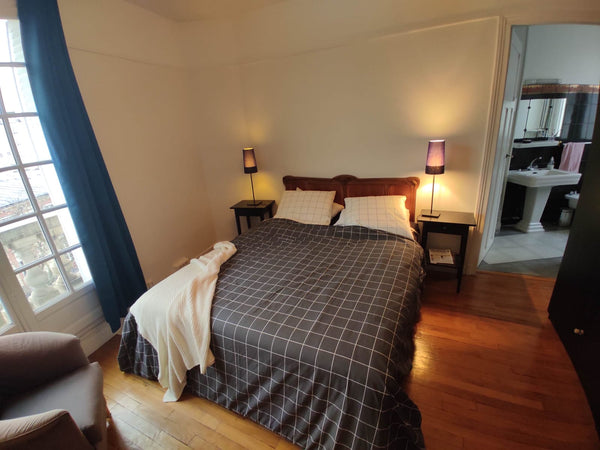 The best place to stay in Paris is certainly Montmartre district! 10 min walking Niort, France ***Lovely & Quiet*** @ Best part of Montmartre Entire rental unit vacation rental 4013401