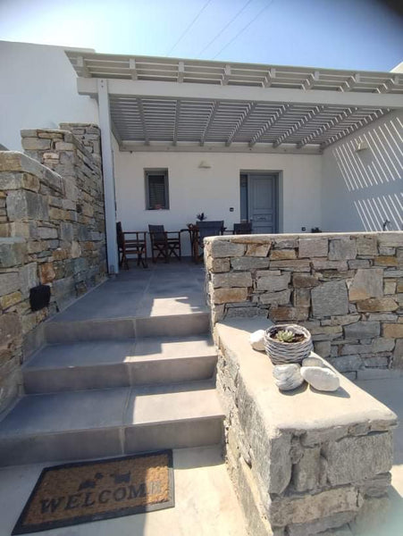 Traditional holiday home 65sq.m., inside a property. It is located outside Chora Kakapetra, Greece Sifnaiou Traditional apartment2 (Kalloeria Parou) Cycladic home vacation rental 44778058