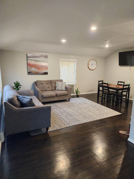 Bedroom #3, shared bathroom, spacious living room/dining area, small kitchen, de New York, United States Home in Queens · ★4.67 · 1 bedroom · 1 bed · 1 shared bath Private room in home vacation rental 863050508170022913