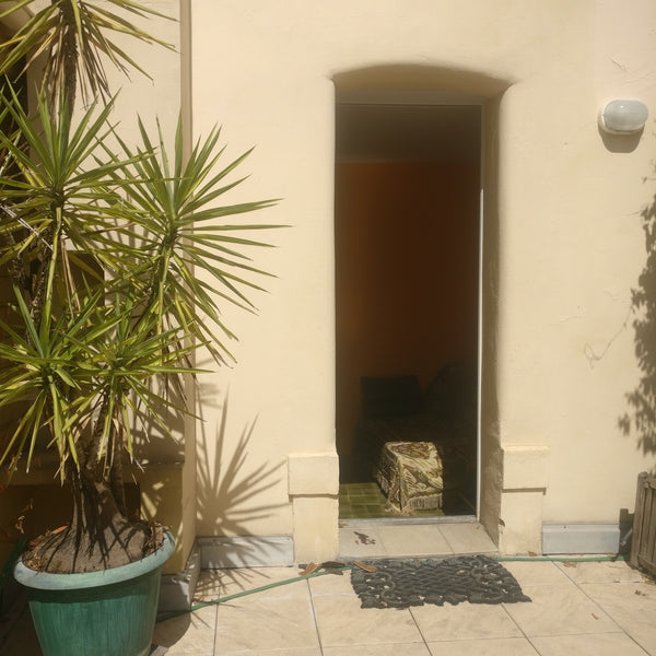 A deux pas de la Garonne et tout proche de la gare notre studio  vous accueille   Studio avec terrasse Bordeaux St Michel Entire guesthouse vacation rental 35424744