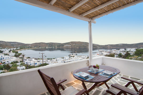 Delizioso appartamento con due ampi terrazzi e vista sul porto e Hora. Distanze  Greece Livadi-4 Entire condo vacation rental 9586664