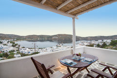 Delizioso appartamento con due ampi terrazzi e vista sul porto e Hora. Distanze  Greece Livadi-4 Entire condo vacation rental 9586664