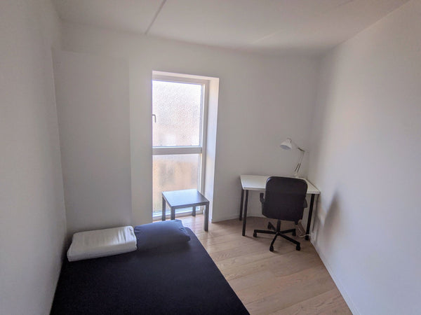 The clean minimal space without distractions, apart from the stunning view of th Copenhagen, Denmark Minimal room in a seafront flat Private room in rental unit vacation rental 45167081