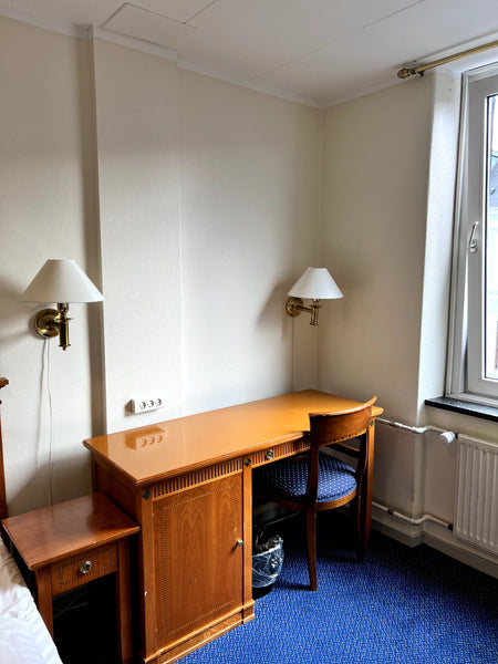 Very central based hotelroom, with its own bathroom.  Cheap hotelroom for 2 people. Room in hotel vacation rental 638393612657867990