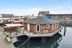 Experience summer on a houseboat in Copenhagen. <br />Wonderful houseboat close  Copenhagen, Denmark Cosy houseboat near the city center. Houseboat vacation rental 13010481