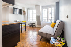 Très joli studio lumineux, disposant d'un balcon avec vue sur la place Carnot.<b Lyon, France Joli studio lumineux avec balcon Entire rental unit vacation rental 21417617